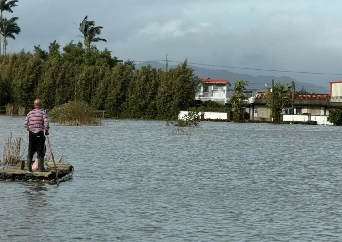 ▲鳳凰颱風環流帶來的驚人豪雨，已經讓宜蘭從昨晚開始出現淹水災情，本文將持續追蹤11月13日（周四）停班停課資訊。（圖／宜蘭五結鄉民代表張亮軒臉書）