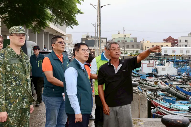 ▲擔心有局部大雨或豪雨發生的機率。台南市長黃偉哲今(12)日一早前往北門區蘆竹溝漁港等地區視察。（圖／南市府提供）