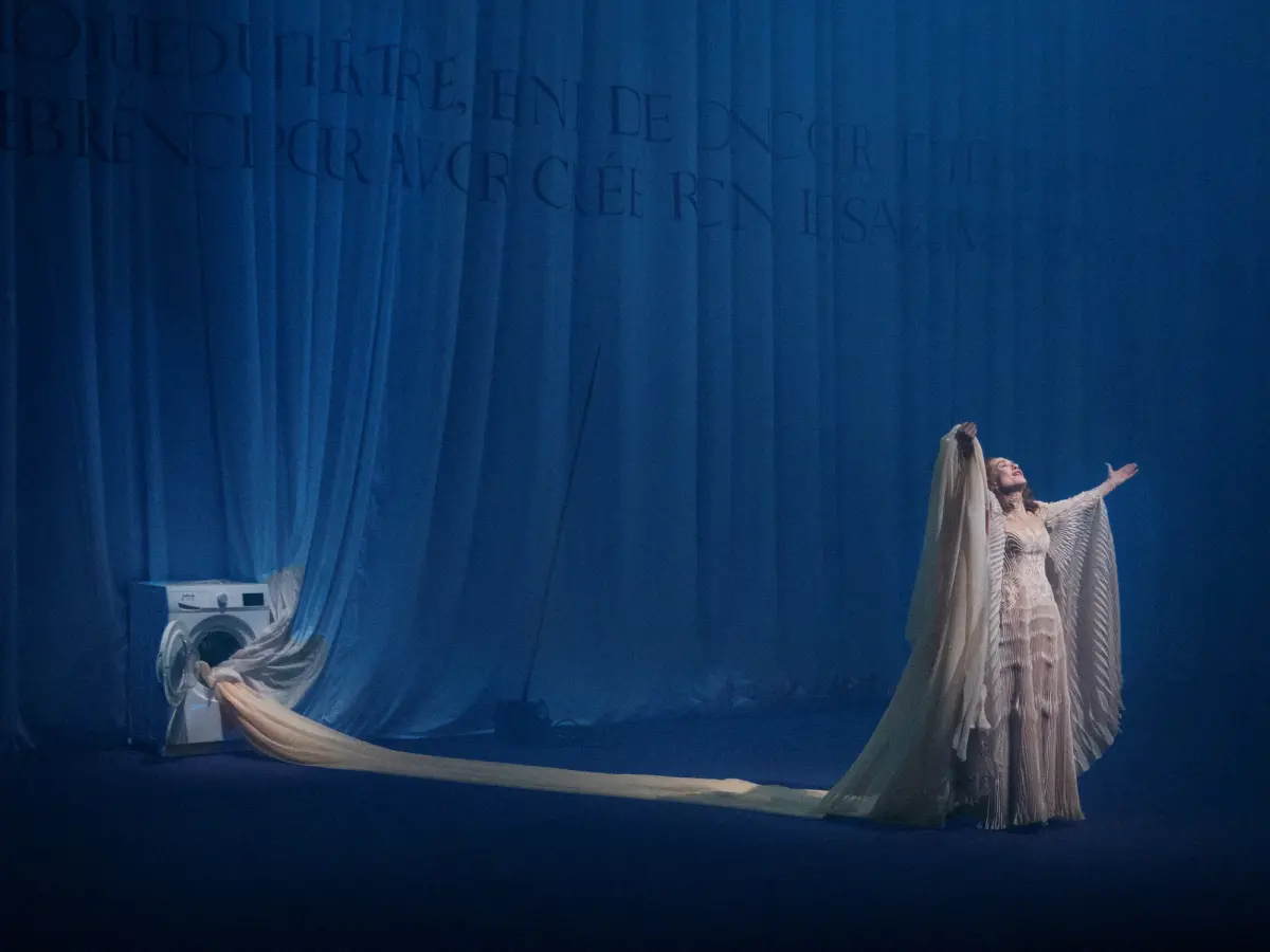 今年最狂的劇場演出！法國影后伊莎貝．雨蓓再度來臺飾霸氣女王