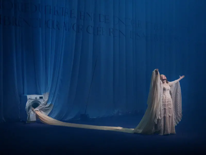 今年最狂的劇場演出！法國影后伊莎貝．雨蓓再度來臺飾霸氣女王