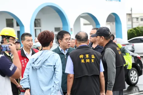 ▲黃偉哲特別至各地區了解民眾需求與復原工作情形，做好規劃各項防颱準備，希望防範發生災情發生。（圖／南市府提供）