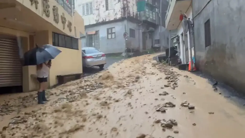 鳳凰颱風暴雨襲宜蘭蘇澳！泥水淹進住家滿地泥 居民一早捲袖清淤