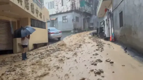 鳳凰颱風暴雨襲宜蘭蘇澳！泥水淹進住家滿地泥　居民一早捲袖清淤
