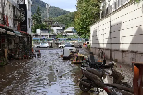 ▲幾百毫米的雨看起來只不過是幾十公分高，但是當大範圍的地表承接這些水之後，一旦這些水「流動」起來，就容易對途中經過的地方、平地或低漥地區，造成可怕的破壞力！（圖／蘇澳鎮公所臉書粉專）