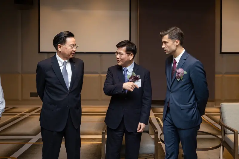 ▲週刊報導外交部長林佳龍（中）與國安會秘書長吳釗燮爭權內鬥。（圖／翻攝自林佳龍臉書）