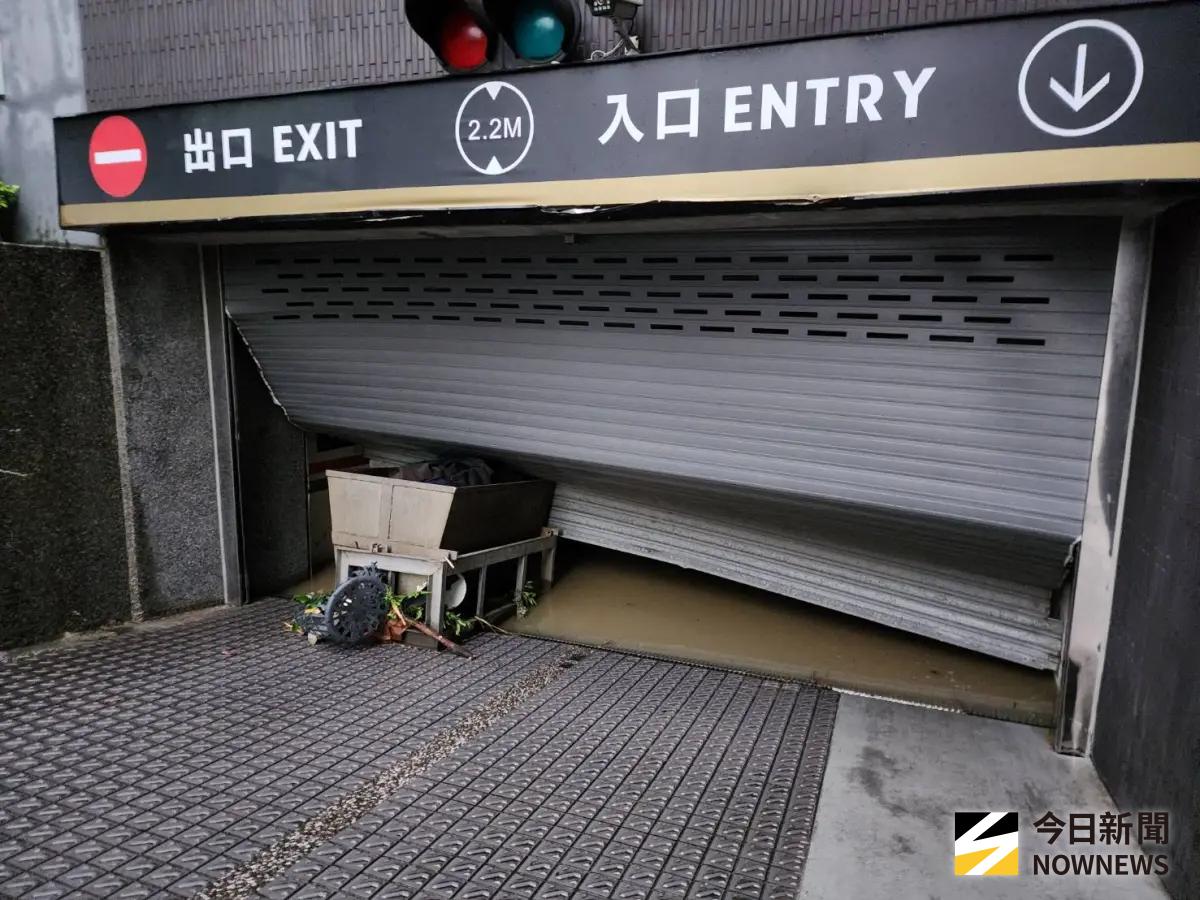 ▲鳳凰颱風外圍環流致宜蘭淹水災情，煙波大飯店蘇澳四季雙泉館「防水匝門遭漂流物撞壞」，地下停車場成水池約30餘台車輛泡水，煙波國際觀光集團表示「房費全免並安排接駁車及車資補助」，協助理賠與補償程序。（圖／煙波國際觀光集團lakeshore.com.tw提供）