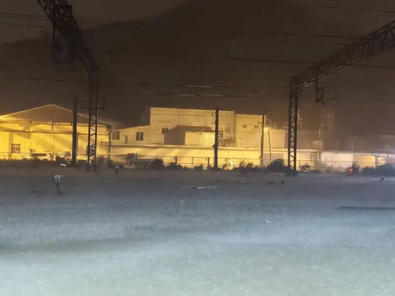 鳳凰颱風襲宜蘭　月台遭洪水吞沒　蘇澳新車站成「海上列車」現場