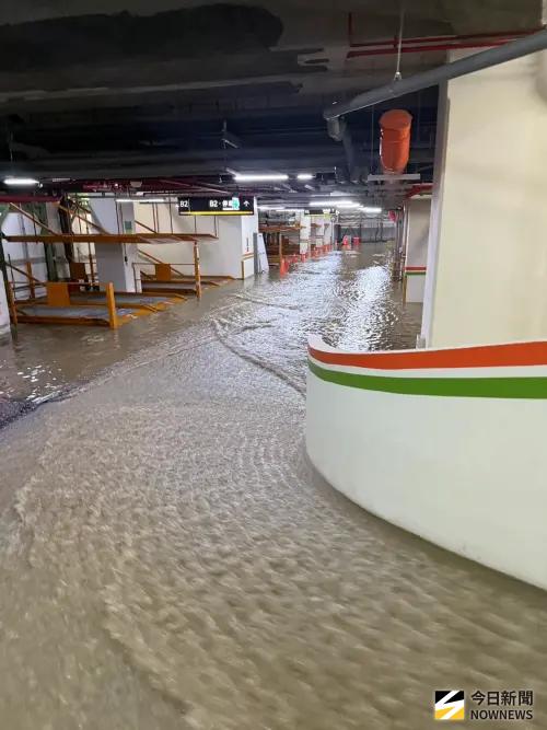 ▲煙波大飯店「防水匝門遭漂流物撞壞」，水淹地下停車場。（圖／煙波國際觀光集團lakeshore.com.tw提供）