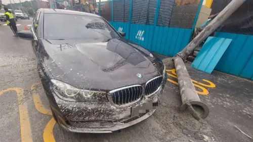 捷運萬大樹林線工安意外！鐵管猛砸BMW慘況曝「駕駛差一步遇劫」
