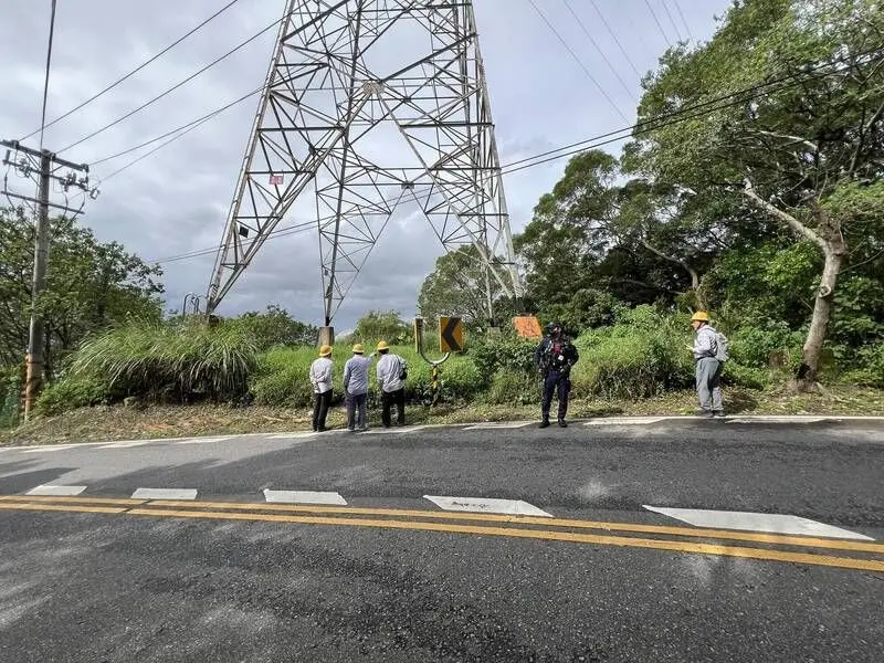快訊／桃園虎頭山命案！1詭異男屍吊掛電塔　路人嚇壞急報警