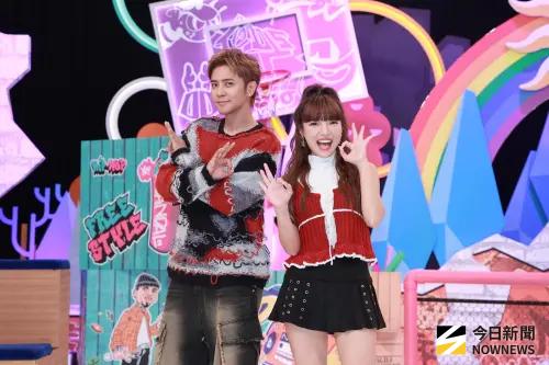 ▲先前才傳出因收視不佳，電視台決定將主持人何美（右）替換成啦啦隊女神林襄。（圖／記者嚴俊強攝影）