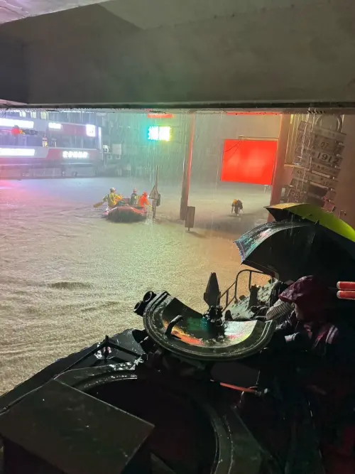 鳳凰颱風挾豪雨重創宜蘭蘇澳　第三作戰區出動兩棲突擊車撤離災民
