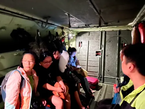 ▲鳳凰颱風重創宜蘭蘇澳，陸戰隊登陸戰車大隊至聖愛里、蘇北里民貴街協助災民撤離。（圖／第三作戰區提供）