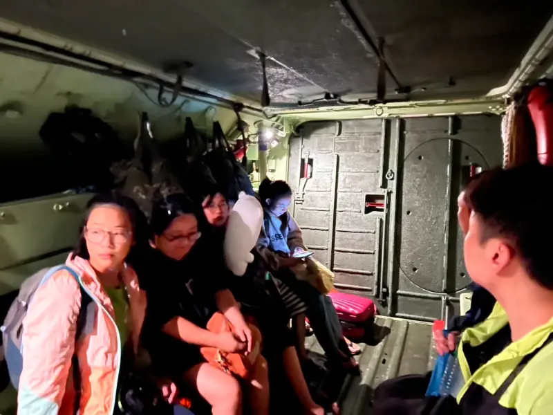    ▲鳳凰颱風重創宜蘭蘇澳，陸戰隊登陸戰車大隊至聖愛里、蘇北里民貴街協助災民撤離。（圖／第三作戰區提供）  