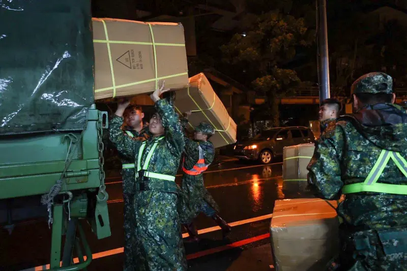    ▲鳳凰颱風豪雨重創宜蘭蘇澳，蘭指部至蘇澳災區實施清運。（圖／第三作戰區提供）  