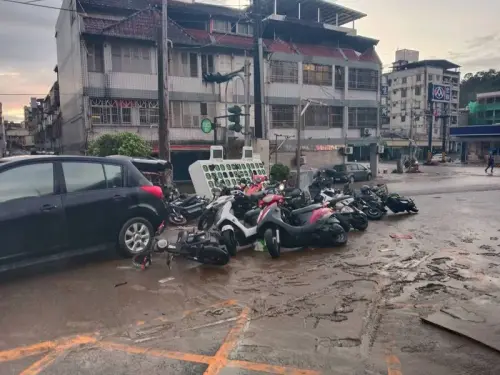 鳳凰挾雨彈炸蘇澳！「車倒一片、滿街泥濘」　居民嘆：10年沒見過
