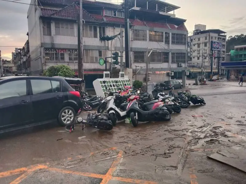鳳凰挾雨彈炸蘇澳！「車倒一片、滿街泥濘」 居民嘆：10年沒見過