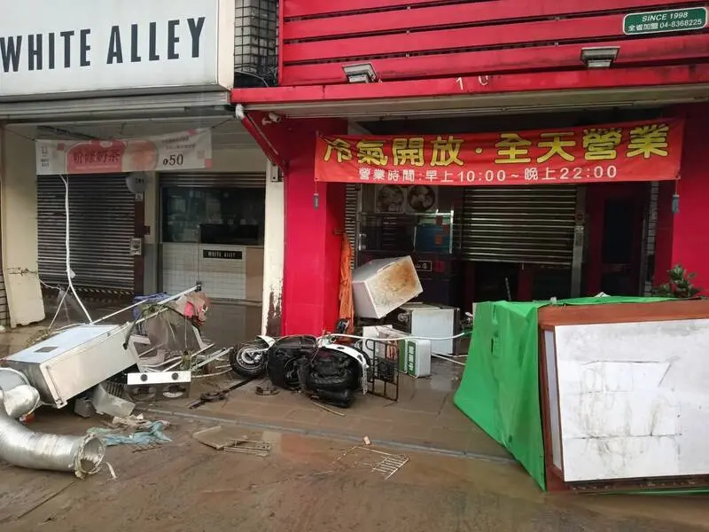    ▲鳳凰挾豪雨轟炸蘇澳，路邊滿是傾倒物品。（圖／翻攝自臉書宜蘭知識+）  