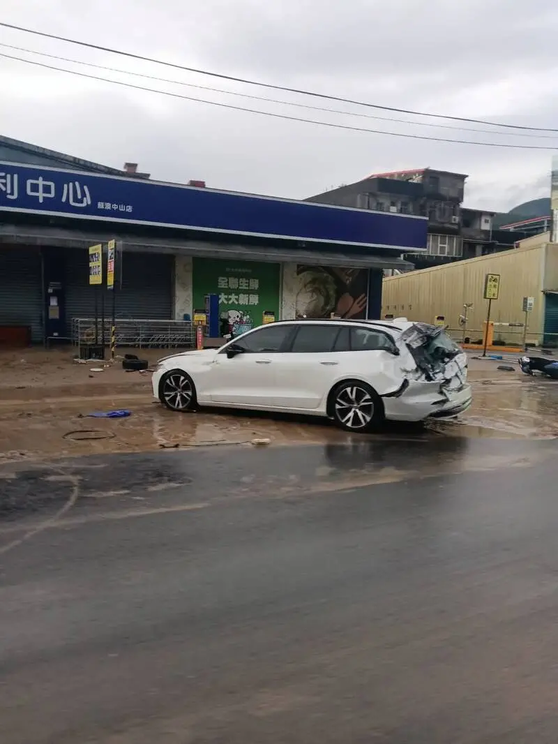    ▲路邊車輛遭到沖毀，街邊滿是泥濘。（圖／翻攝自臉書宜蘭知識+）  