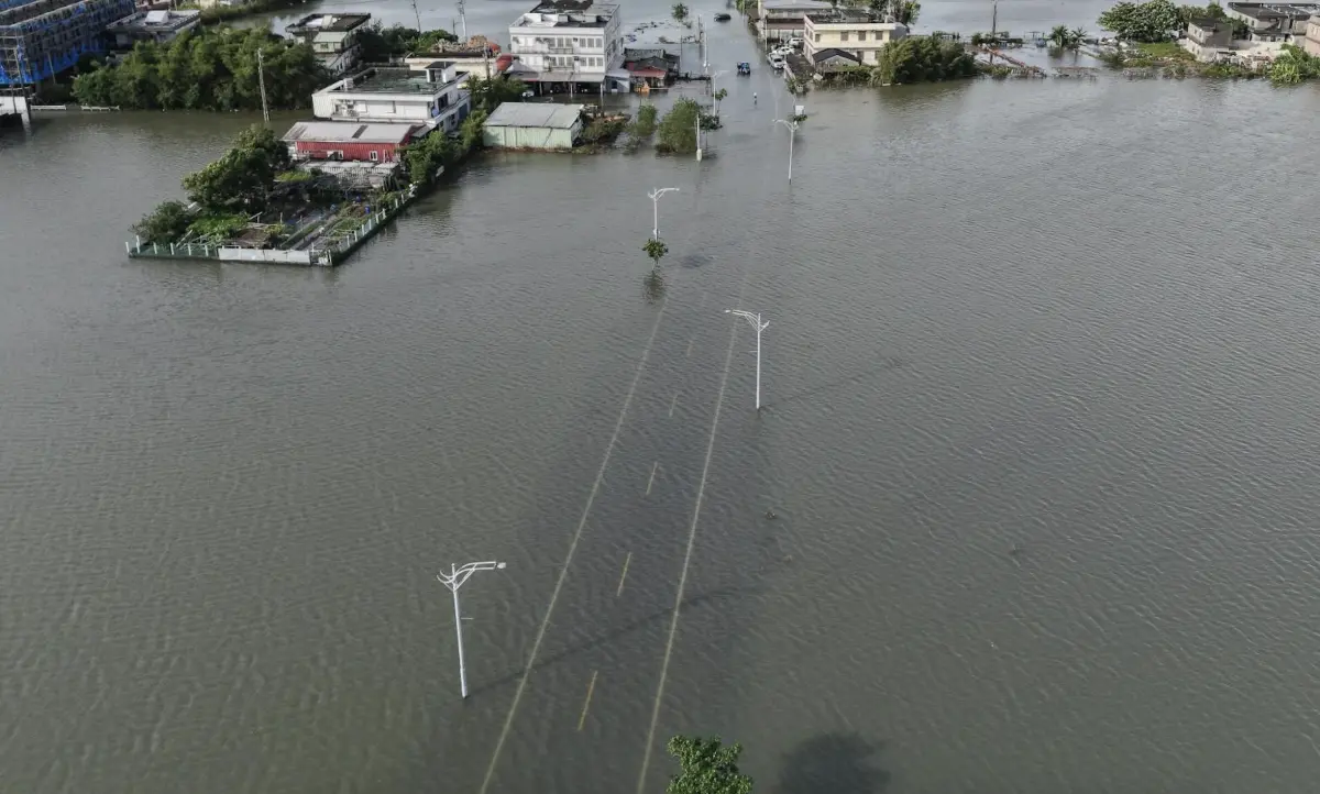 ▲宜蘭縣因鳳凰颱風豪雨成淹水重災區，有網友拍下震撼空拍畫面，可見整片宜蘭平原變水鄉澤國，房屋、道路全被淹沒，彷彿《神隱少女》海上電車場景。（圖／Threads@edward_cyy_授權提供）