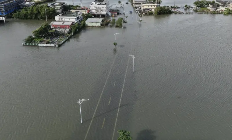 ▲宜蘭縣因鳳凰颱風豪雨成淹水重災區，有網友拍下震撼空拍畫面，可見整片宜蘭平原變水鄉澤國，房屋、道路全被淹沒，彷彿《神隱少女》海上電車場景。（圖／Threads@edward_cyy_授權提供）