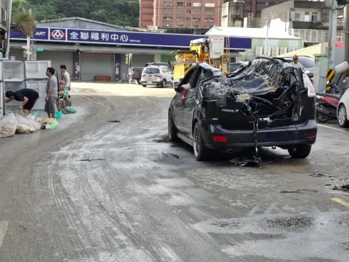 蘇澳淹水悲劇！國軍裝甲車救災「輾爛拋錨車」　毀損畫面曝
