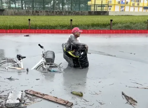 不畏鳳凰風雨！花蓮阿北出門卻卡泥淖　竟只為「一袋雞蛋」
