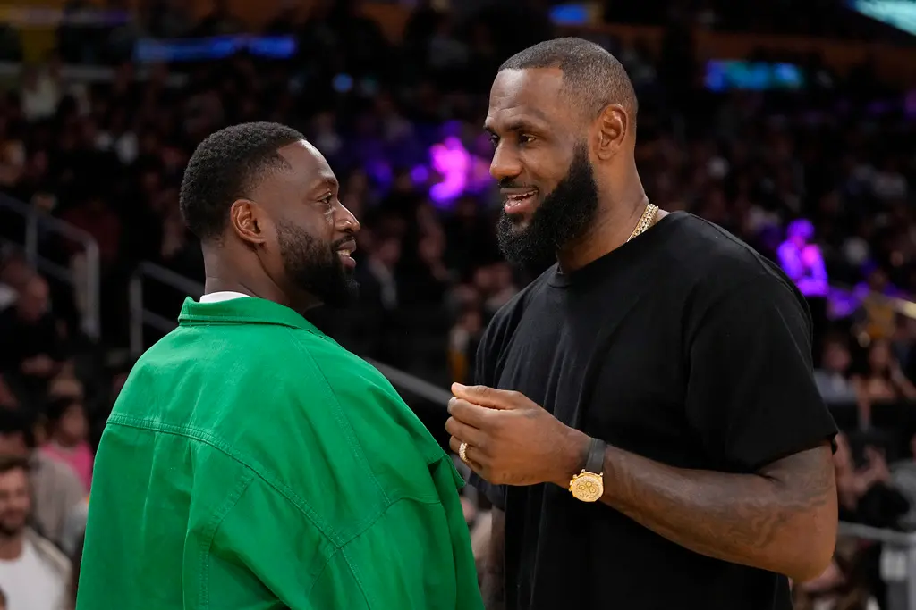 ▲「詹皇」詹姆斯（LeBron James）（右）因坐骨神經痛缺陣至今，湖人開季卻打出佳績，引發外界議論，傳奇球星韋德（Dwyane Wade）則明確表態力挺摯友。（圖／美聯社／達志影像）