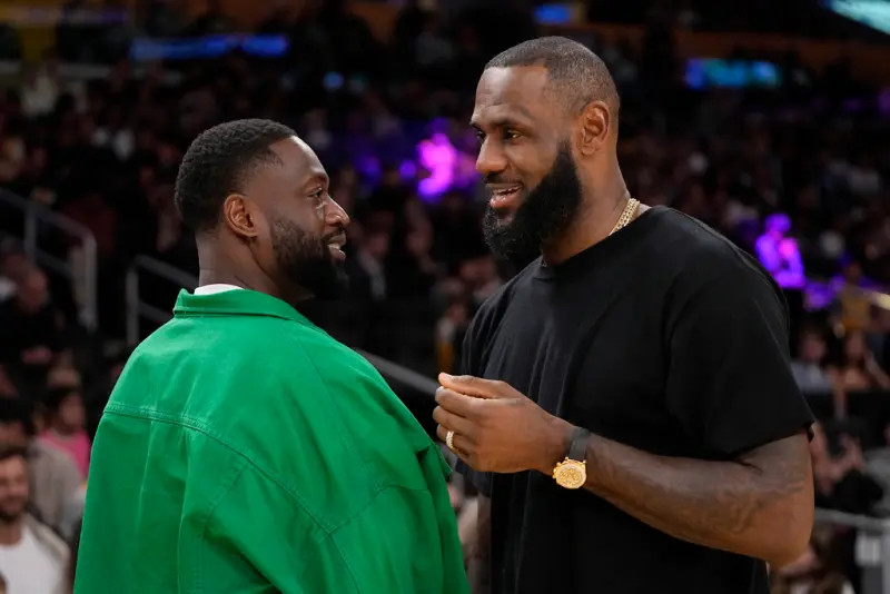 ▲「詹皇」詹姆斯（LeBron James）（右）因坐骨神經痛缺陣至今，湖人開季卻打出佳績，引發外界議論，傳奇球星韋德（Dwyane Wade）則明確表態力挺摯友。（圖／美聯社／達志影像）