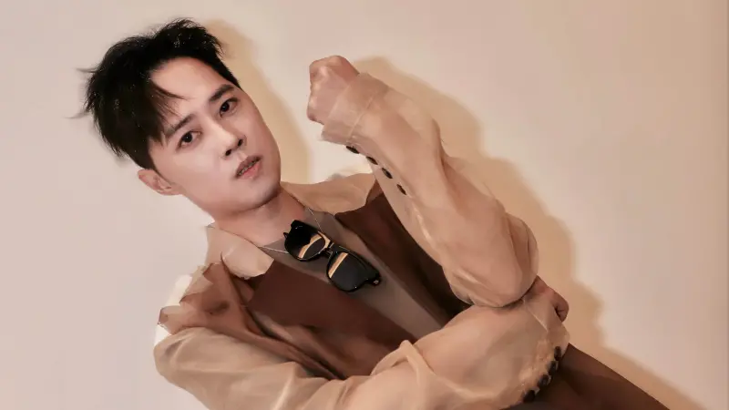 ▲歌手TANK術後1年首度公開亮相，氣色恢復良好並宣布展開出道20週年活動，他以64字發文感謝生命重來的機會，坦言不再怨命、學會感恩：「學會珍惜活著的每一刻！」（圖／翻攝自微博@Tank呂建忠）