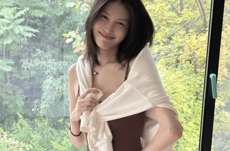 陳偉霆老婆辣瘋!何穗產後首露面 超模身材粉絲傻:不像孩子的媽 ▲陳偉霆老婆何穗(如圖)產後首次露面,超纖細身材讓網友看傻。(圖/何穗小紅書)