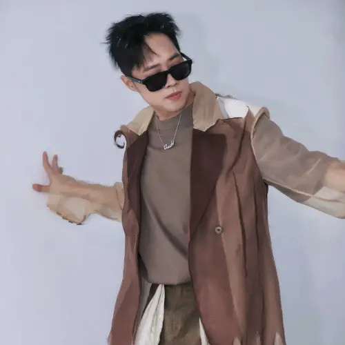 ▲TANK在中國進行心臟手術後首度公開亮相，身形明顯比過往更加健康、圓潤。（圖／翻攝自微博@Tank呂建忠）