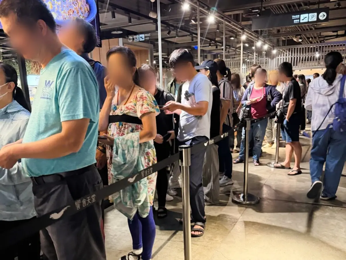 颱風停班課放晴！民眾排隊逛大街 黃偉哲：午後風雨才強別被迷惑