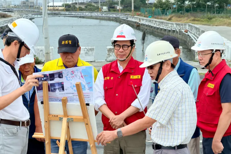 ▲關心防颱整備工作，市長陳其邁前往永安北溝排水系統視察，並檢視護岸整治成果與抽水設備整備情形。（圖／高市府提供）