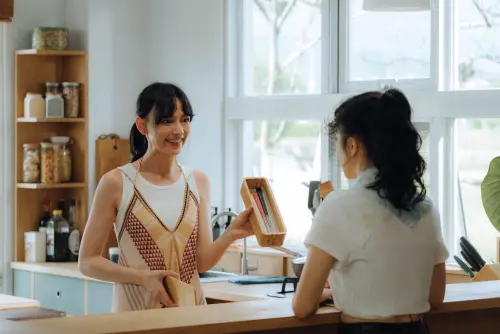 ▲《就算一個人也可以好好的吃飯2》姚以緹（左）不自覺和李玲葦分享起與前男友胡宇威的過往習慣。（圖片提供：公視+）