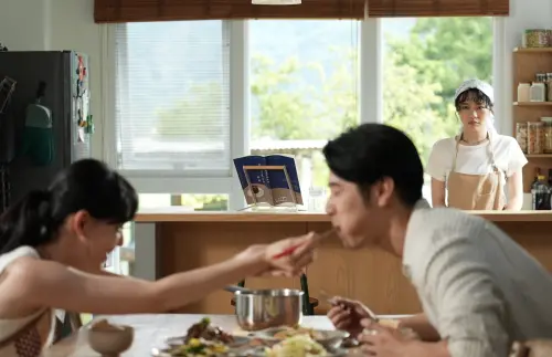 ▲李玲葦（後方）看到胡宇威和姚以緹親密互動，出現內心小劇場。（圖／公視+）