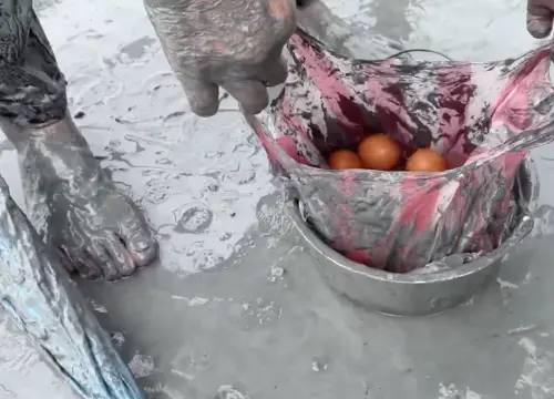 ▲花蓮萬榮買雞蛋的阿北半身卡尼寧被怪手挖出。