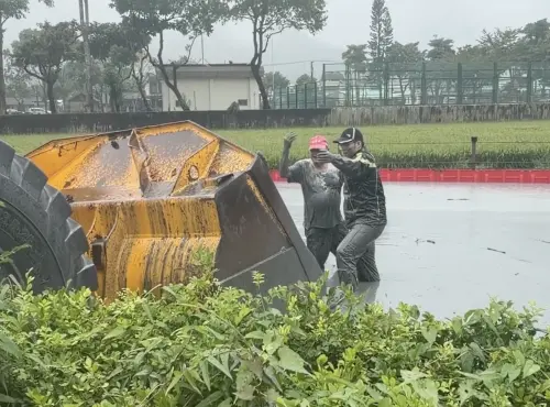 ▲花蓮萬榮買雞蛋的阿北半身卡泥濘被怪手挖出。