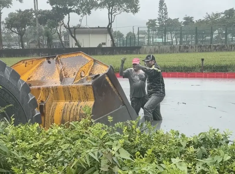    ▲花蓮萬榮買雞蛋的阿北半身卡泥濘被怪手挖出。（圖／翻攝畫面）  