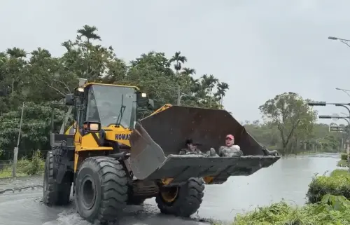 ▲花蓮萬榮買雞蛋的阿北半身卡泥濘被怪手挖出。