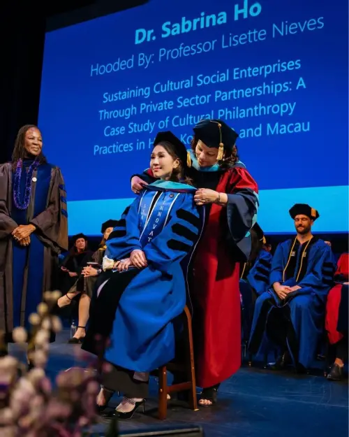 何超盈 ▲何超盈(前)擁有美國紐約大學MBA博士學位。(圖/翻攝自何超盈IG@xsabrinahox)