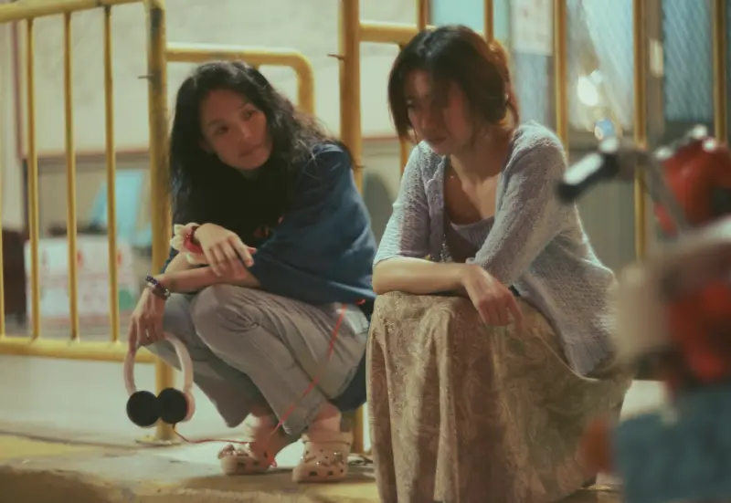 ▲舒淇（左）首部執導的劇情長片《女孩》，讓她獲得釜山影展最佳導演獎。香港首映會上，她的另一半馮德倫當眾提問：「是不是不聽老公建議才會得獎？」讓全場觀眾大笑。（圖／甲上娛樂提供）