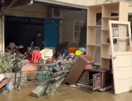 ▲宜蘭蘇澳民眾正在清理家園。（圖／Threads@huboss888）