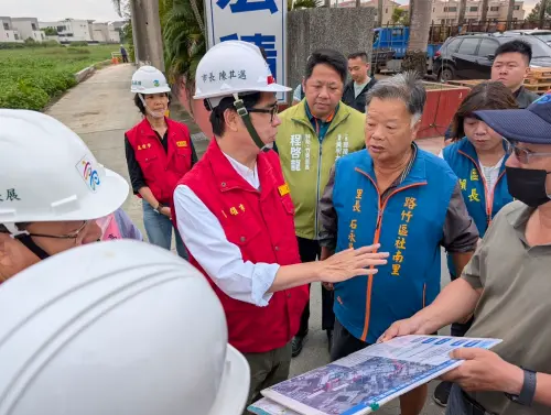 ▲ 陳其邁視察路竹區大同路513巷集水井及抽水機設置等工程。（圖／高市府提供）