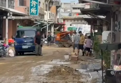 ▲山貓小怪手在宜蘭蘇澳幫忙災民清理家園。（圖／Threads@huboss888）