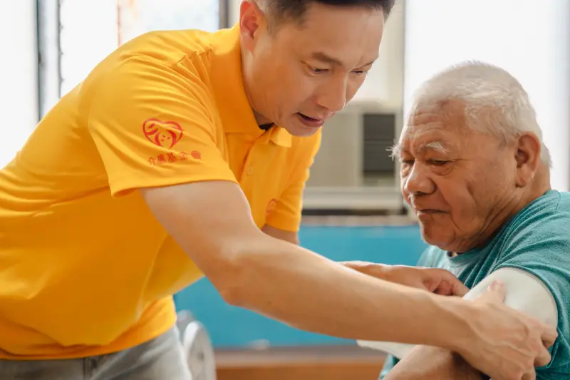 ▲謝祖武（左）探訪獨居老人，回想到自己已故母親忍不住紅了眼眶，媽媽生前飽受失智症所苦，第一次忘記他，第一次朝他摔東西，一輩子忘不掉。（圖／介惠基金會）