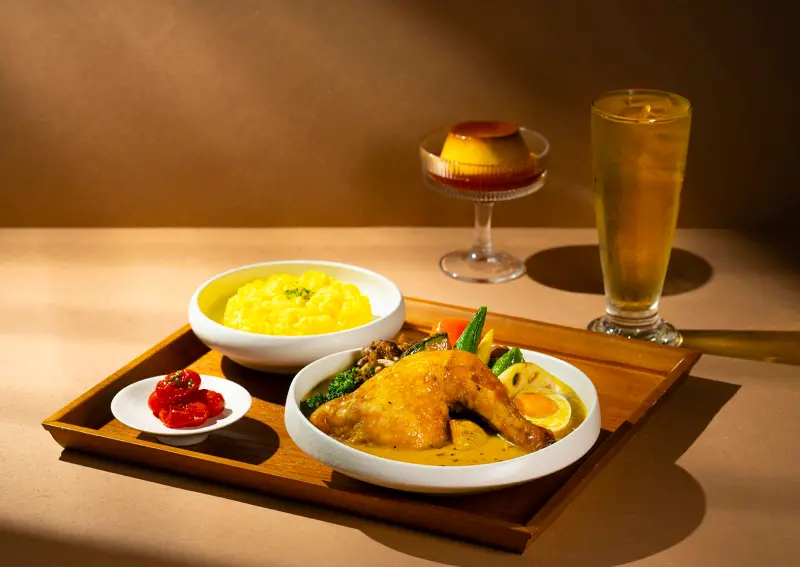 ▲北海道超人氣湯咖哩品牌「SOUP CURRY KING」來台首店選址台中，在日本美食評鑑平台有著3.69分高評價，台灣店每份最低280元起，圖為「軟嫩雞腿湯咖哩」套餐。（圖／「SOUP CURRY KING」提供www.facebook.com/SOUPCURRYKING/）