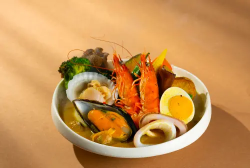 ▲「海鮮盛合湯咖哩」用料包含當季鮮蝦、淡菜、扇貝與海瓜子等。（圖／）