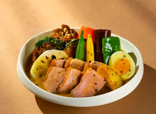 ▲日式角煮湯咖哩也是在北海道很受歡迎的品項。（圖／「SOUP CURRY KING」提供www.facebook.com/SOUPCURRYKING/）