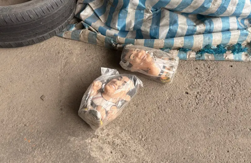 ▲有民眾發現馬英九絕版公仔被大量棄置在橋下。（圖／取自Threads）